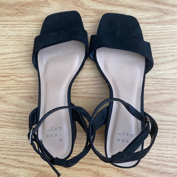 Women’s Heels - Picture 1 of 5